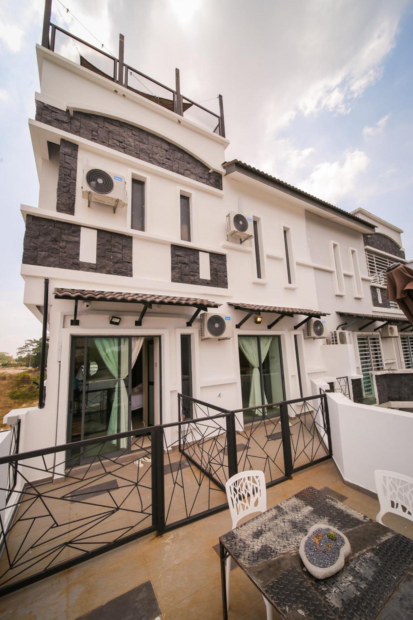The Best Hotel In Bayan Lepas - The Lov Penang Экстерьер фото